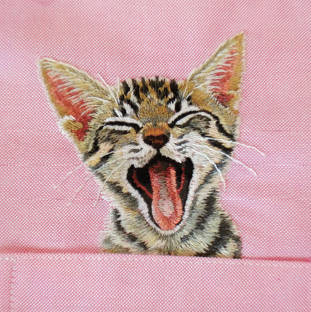 まるでホンモノが顔を出しているよう！ リアル過ぎるネコ刺繍シャツがすごい | ダ・ヴィンチニュース