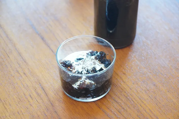 生クリームを添えると見た目も完璧にコーヒーゼリーに！