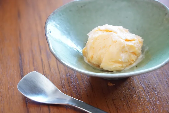 卵と砂糖のみなので非常に優しい味わい。バニラビーンズを足せば本格的なバニラ味になるという
