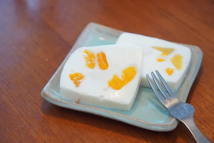 牛乳パックの四角い箱がそのまま型に。フルーツの種類を増やせば、より彩り豊かに仕上がる！