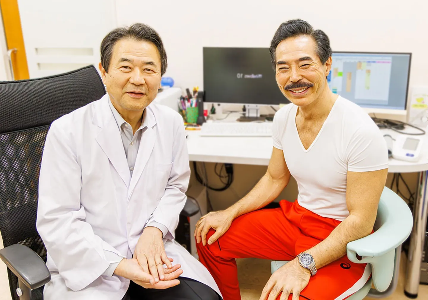 「メモリークリニックお茶の水」の理事長・院長の朝田隆さん（左）、健康運動指導士・本山輝幸さん（右）