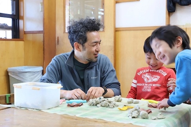 ねんどで何つくる? でこの笑顔!