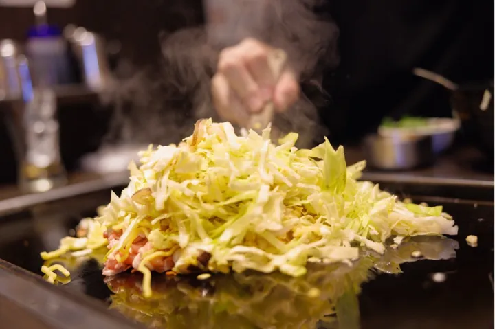 ▲「もう慣れてるので、片手で焼けますね」と、おたけさん。