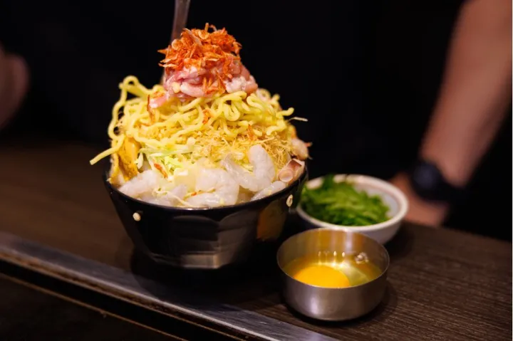 ▲これがもんじゃ焼き人気1位の「特製竹の子」（大葉と青ねぎトッピング）！
