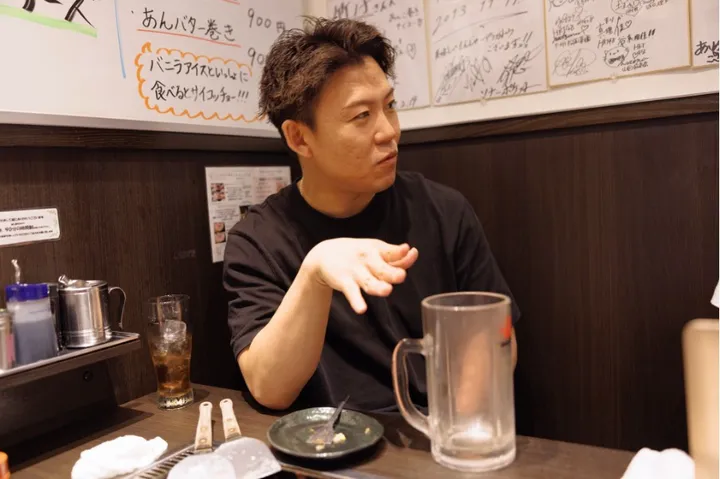 ▲インタビュー中も、お店の隅々まで気を配りスタッフの方に声をかけていました。