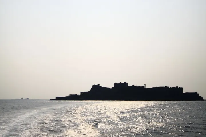 遠くから見た端島のシルエットはまさに軍艦のよう