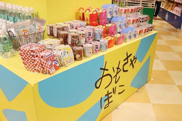 細部まで作品の世界観が散りばめられた店内