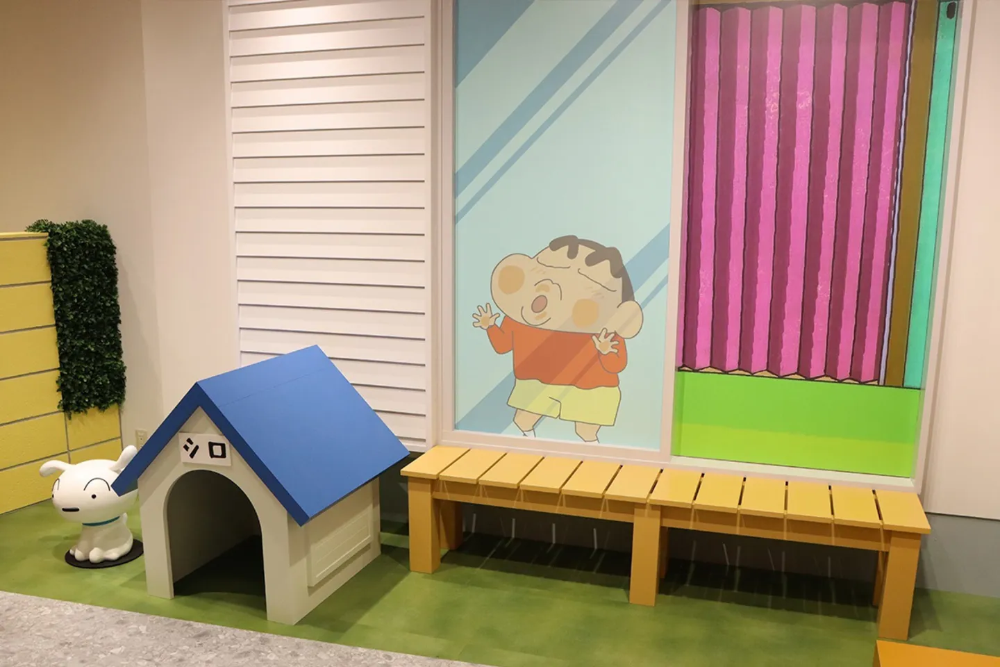 縁側に座れるように作られている