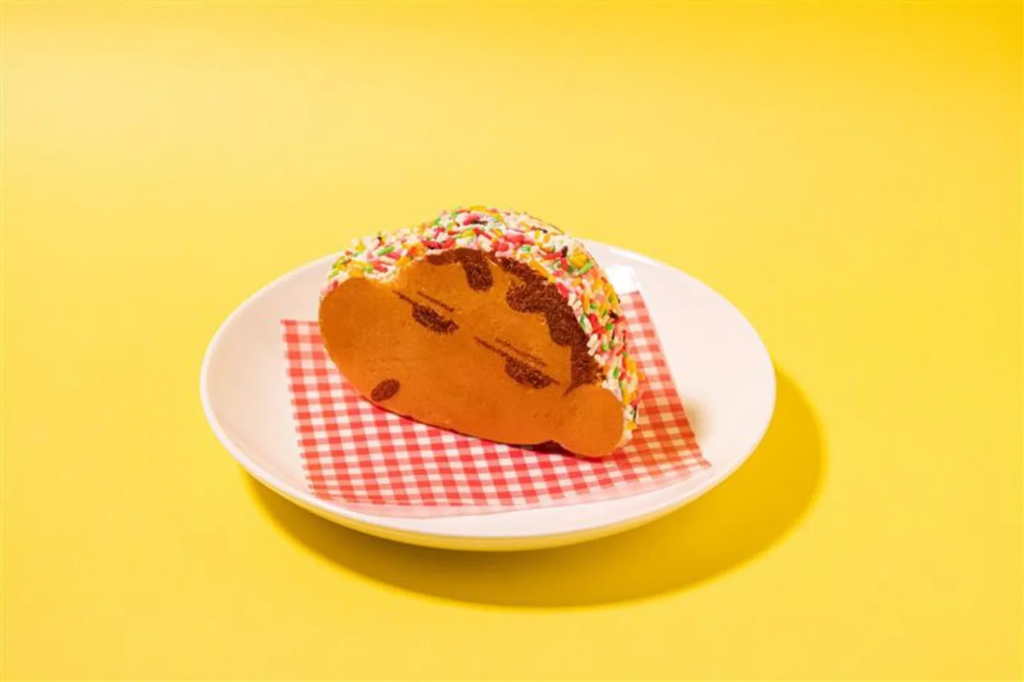 「しんちゃんフェイスのパンケーキサンド」（ブルーベリー）・850円（税抜き）