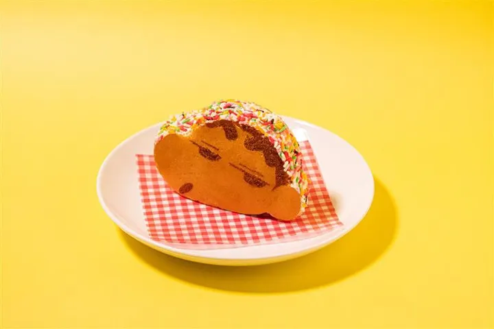 「しんちゃんフェイスのパンケーキサンド」（ブルーベリー）・850円（税抜き）