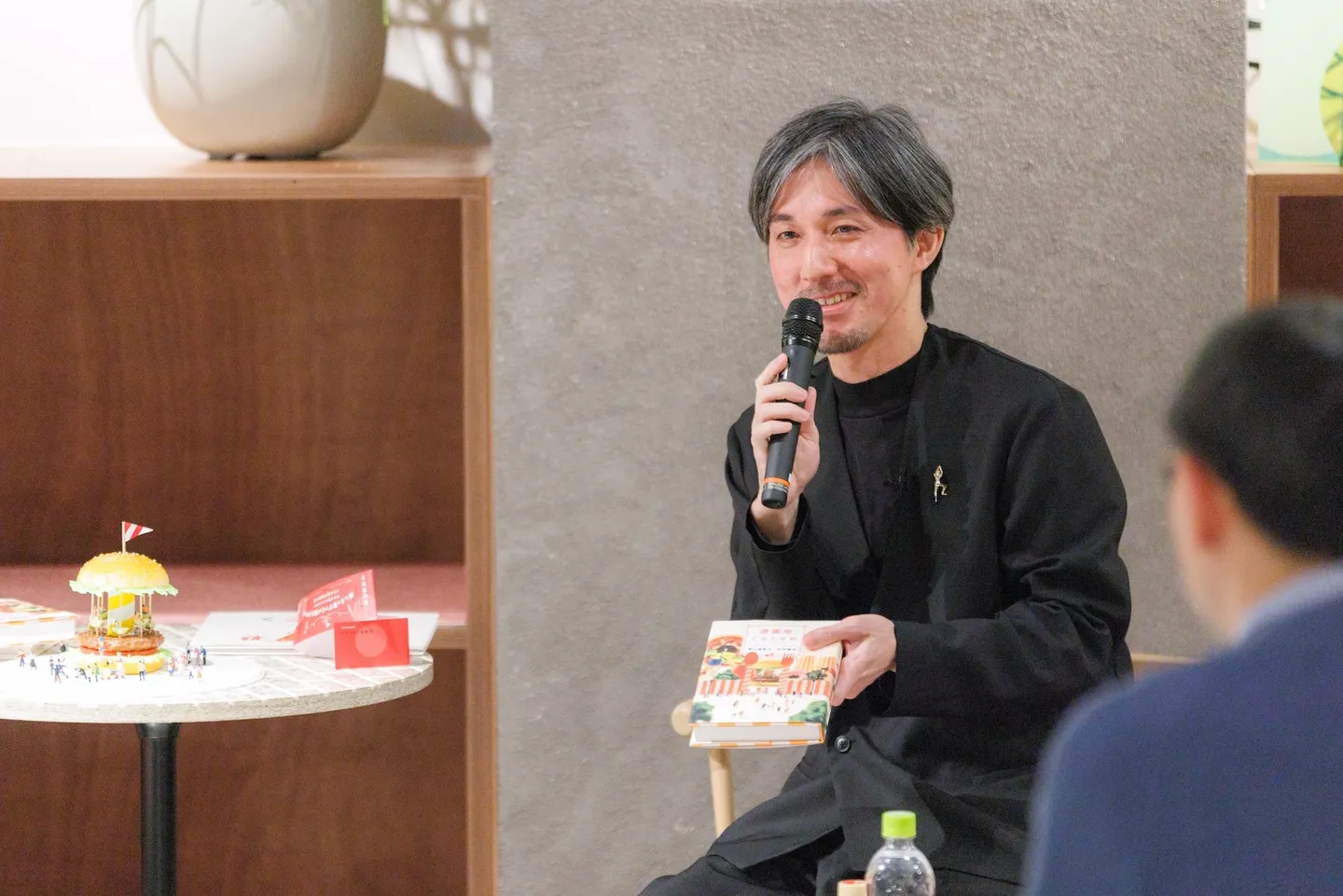 会場では、田中さんの作成した『遊園地ぐるぐるめ』のミニチュアもお披露目。人物ミニチュアの“仕掛け”に参加者も感嘆