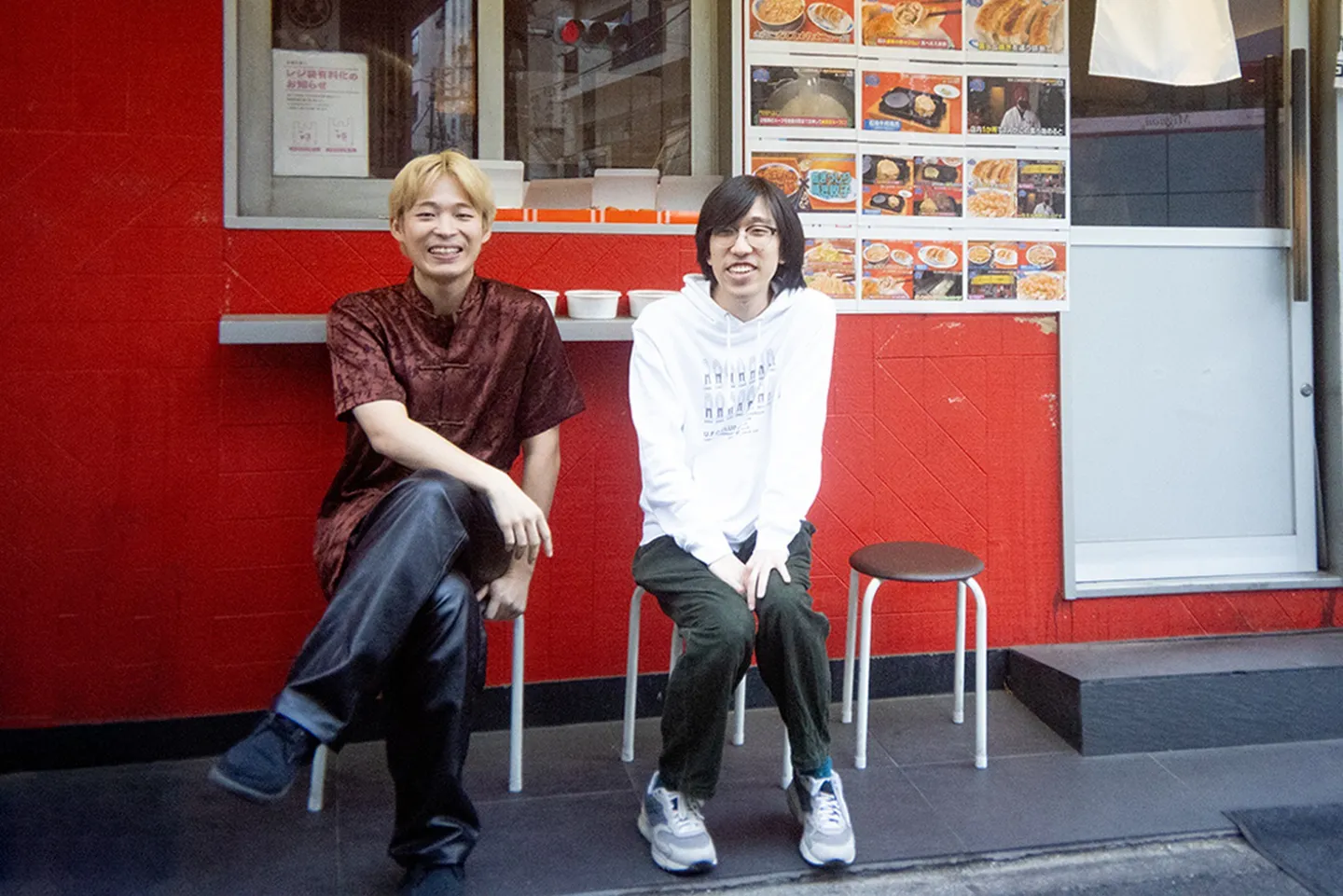 【写真】恵比寿 大龍軒の店先に佇むお笑いコンビ・無尽蔵の野尻とやまぎわ