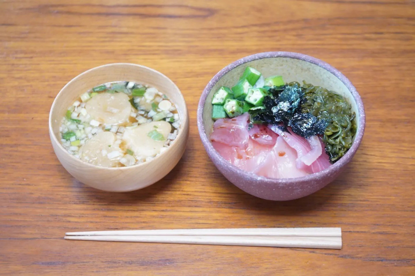 まぐろ刺身の量は60gだけだが、じゅうぶんな食べごたえあり！