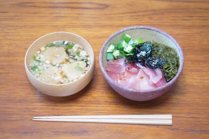まぐろ刺身の量は60gだけだが、じゅうぶんな食べごたえあり！