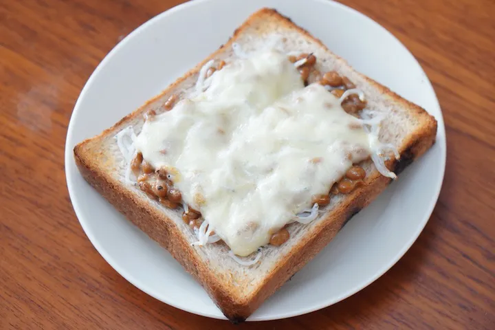 チーズをのせて焼いた状態。和洋ごちゃ混ぜだが相性が想像以上にいい！