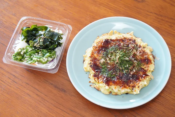 右のお好み焼きはコンビニ冷食のレンチンだが、見た目も良いし味もじゅうぶんおいしい！