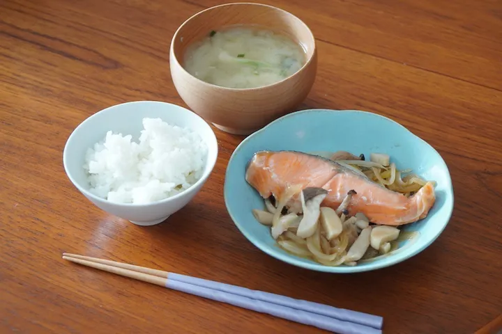 玉ねぎを切るのとお湯を沸かす以外は、ほぼレンチンで調理が可能！ ダイエット中でも100gのお米を食べられるのも嬉しい