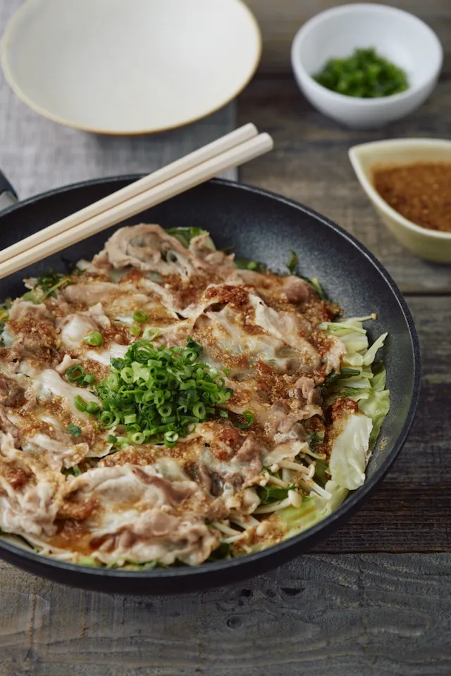 蒸すから野菜やお肉の旨みが逃げず、丸ごといただける「蒸し豚キャベツ」。