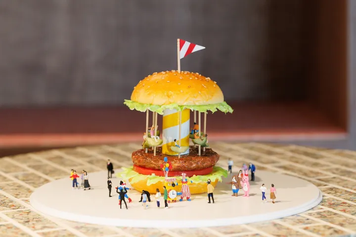 特別に展示された「メリーゴーランド」のアート