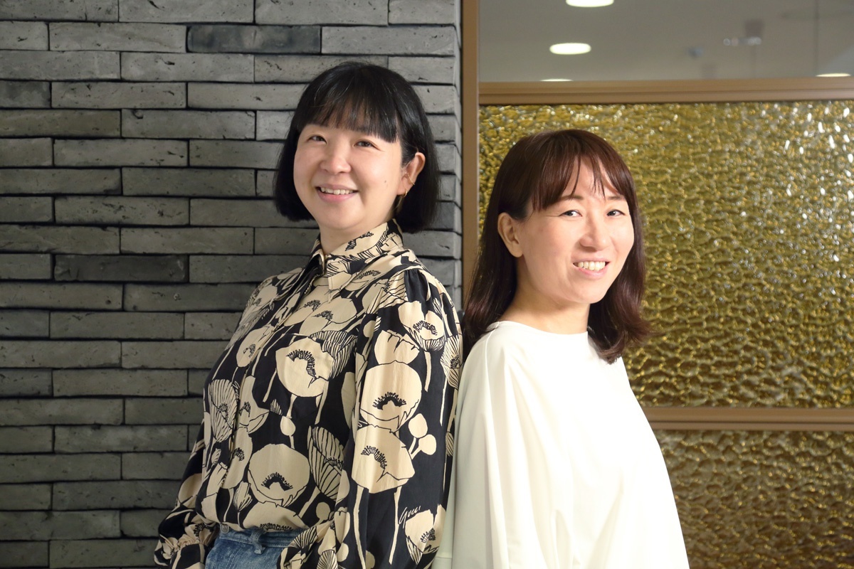 瀬尾まいこさん(右)と名久井直子さん