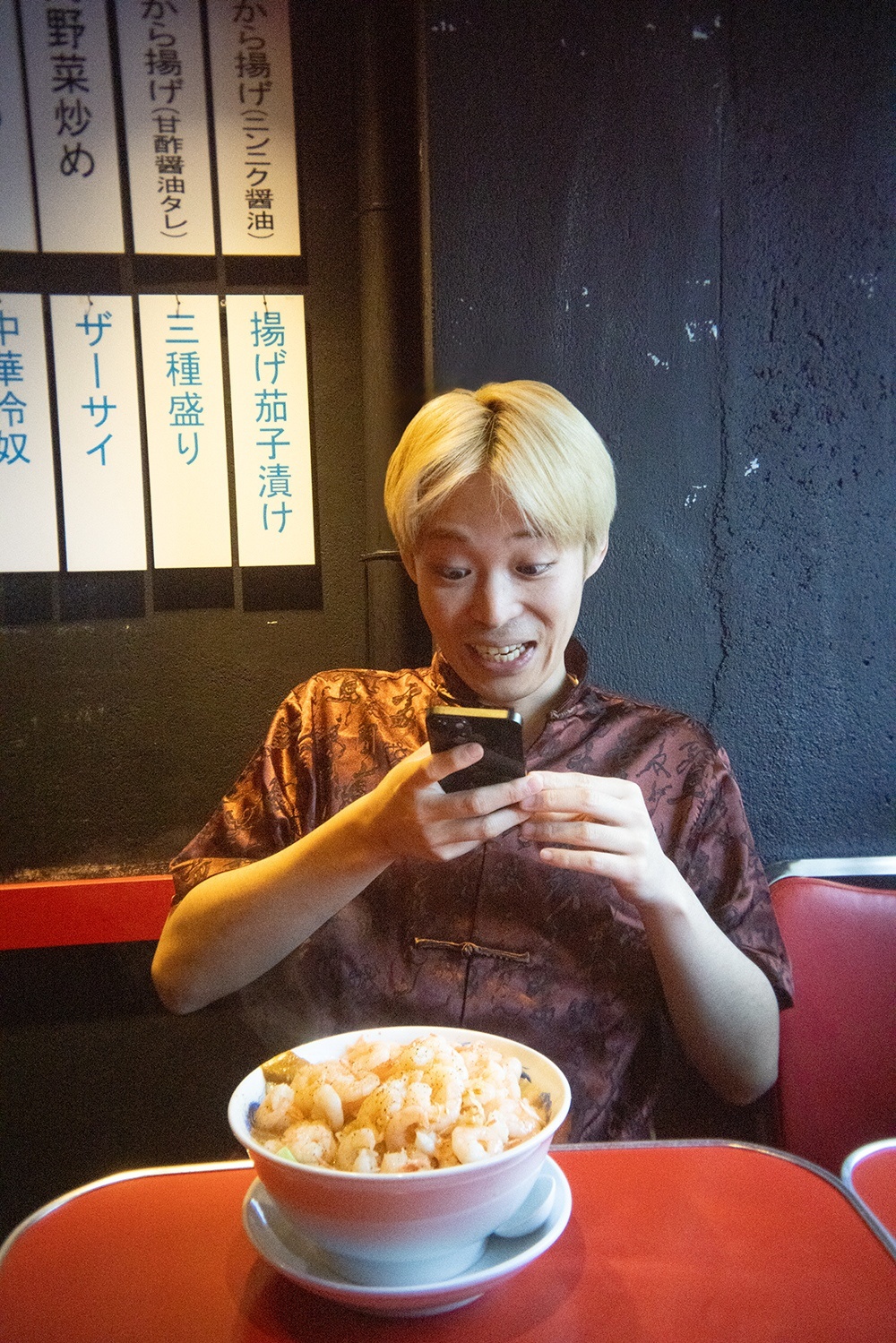 【写真】「恵比寿 大龍軒」の名物「エビちゃんタンメン」を写真に残す無尽蔵・野尻