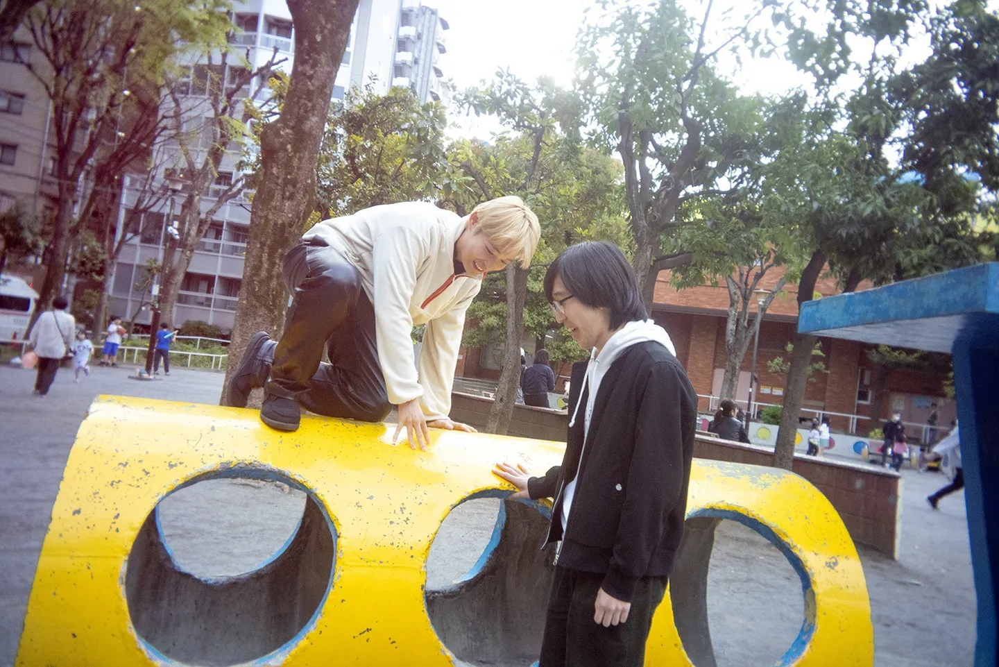 【写真】公園で遊ぶ東大卒のお笑いコンビ・無尽蔵