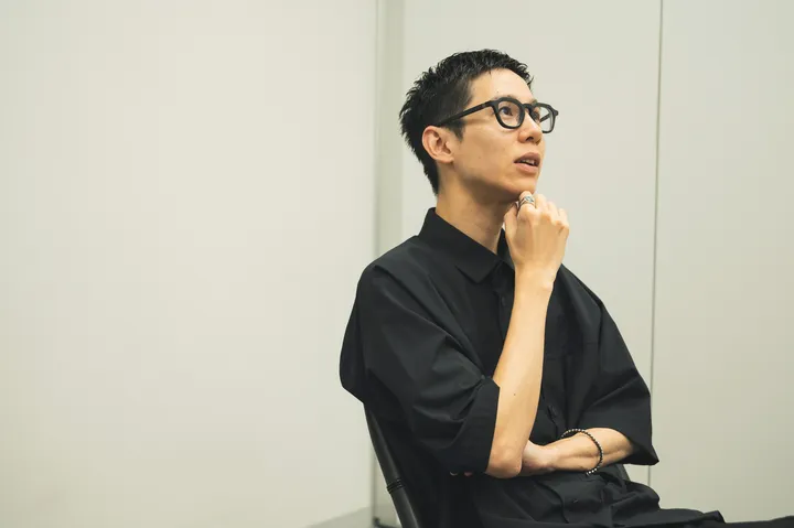 せすじ●ネット小説サイト「カクヨム」に発表した『近畿地方のある場所について』がSNSで話題を呼び、2023年、同作でデビュー。8月8日より映画も公開される。他の著書に『穢れた聖地巡礼について』『口に関するアンケート』がある。9月27日まで、六本木ミュージアムにて『1999展』を開催中。
