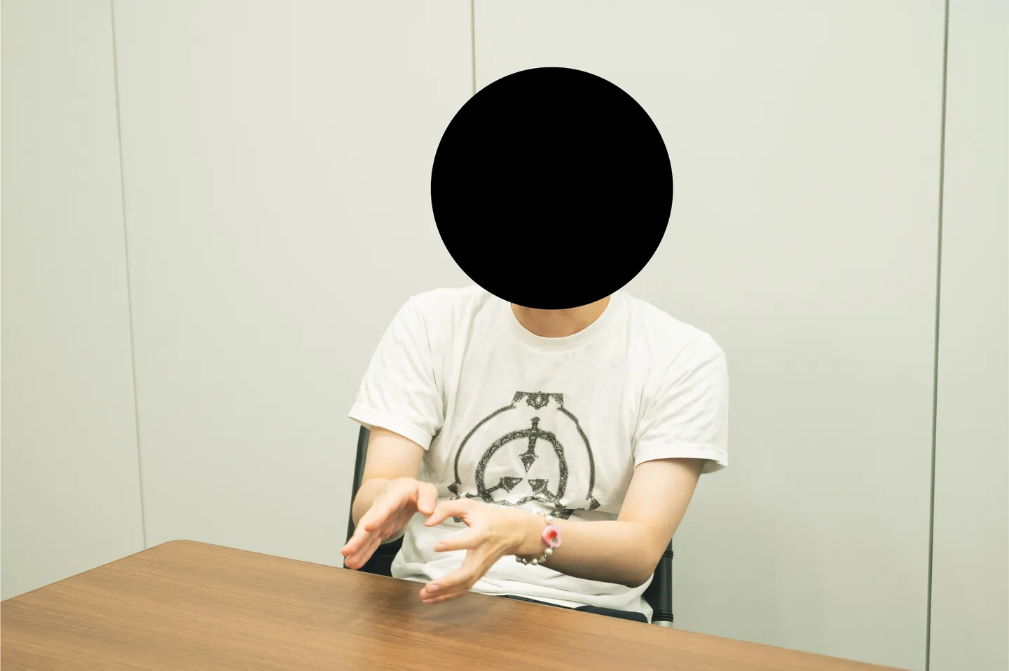 なし●ホラー作家。2021年、noteで発表した「瘤談」が話題に。22年、マンガ『コワい話は≠くだけで。』の原作を担当。同年、『かわいそ笑』で作家デビュー。他の著書に『6』『お前の死因にとびきりの恐怖を』などがある。『恐怖心展』の企画・制作にも関わり、開催に先行して電子書籍「恐怖症店」を発表。