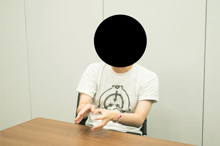 なし●ホラー作家。2021年、noteで発表した「瘤談」が話題に。22年、マンガ『コワい話は≠くだけで。』の原作を担当。同年、『かわいそ笑』で作家デビュー。他の著書に『6』『お前の死因にとびきりの恐怖を』などがある。『恐怖心展』の企画・制作にも関わり、開催に先行して電子書籍「恐怖症店」を発表。