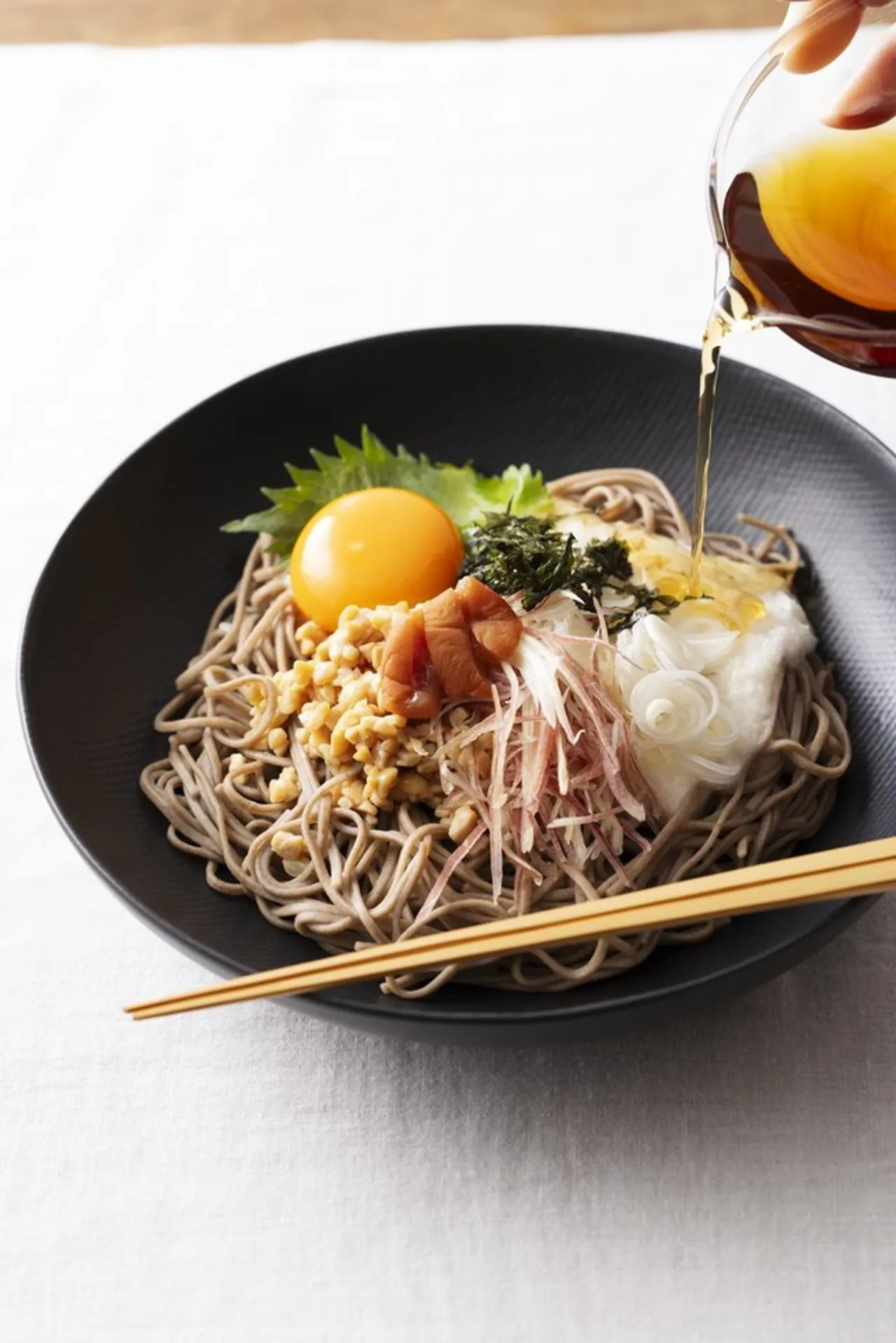  発酵食品と食物繊維がたっぷりの“腸活そば”。気軽なひとりランチにもおすすめ