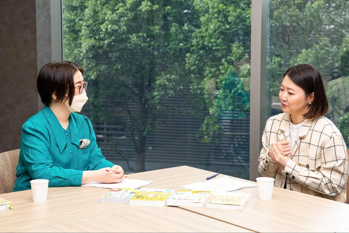 滝乃みわこさん(左)と、フクチマミさん(右)。
