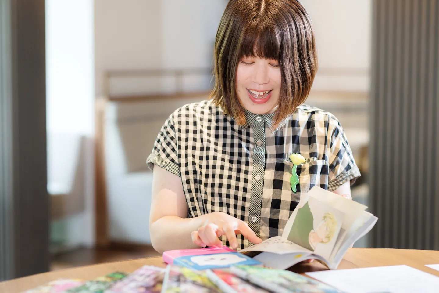 取材終了後、編集部からお渡ししたのは、コミカライズを担当する白川蟻ん先生のサイン本！