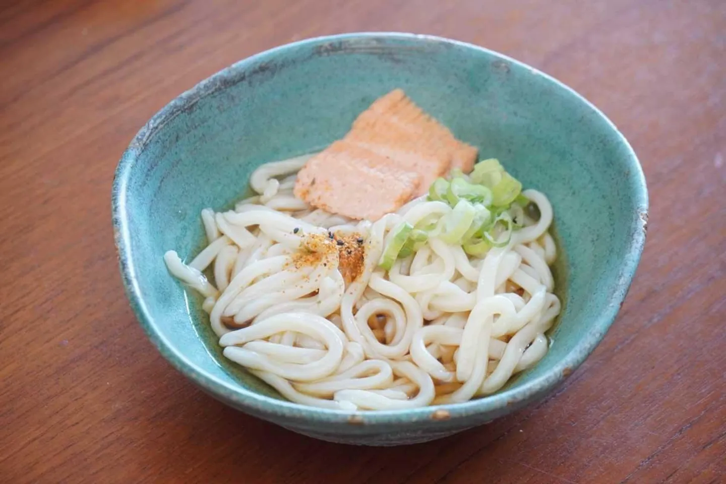 実際に食べてみると、艷やかな見た目、滑らかな喉ごし、噛むほどに広がる小麦の香りに感動。トッピングはアンテナショップで購入した、著者おすすめのえび天（えびの練り物を揚げたもの）