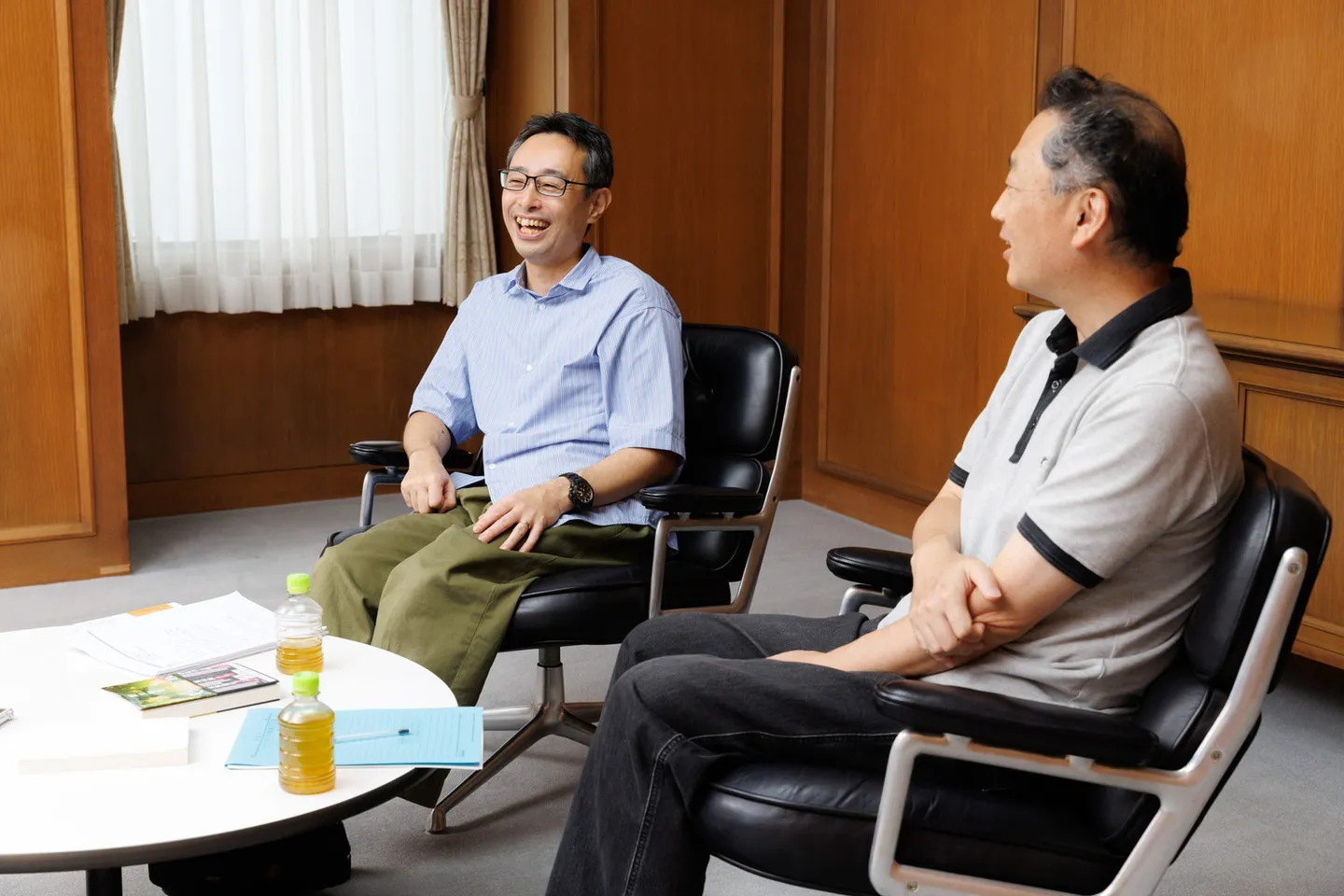 『失われた貌』著者・櫻田智也さん（左）と担当編集者・新井久幸さん