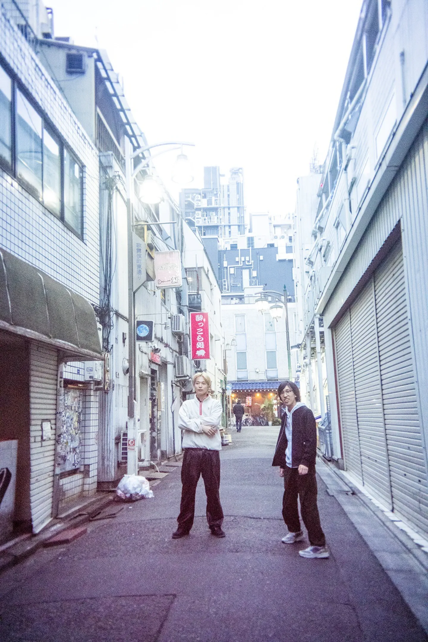 【写真】東大卒コンビ・無尽蔵が日々ライブのために足を運ぶ街、新宿にて