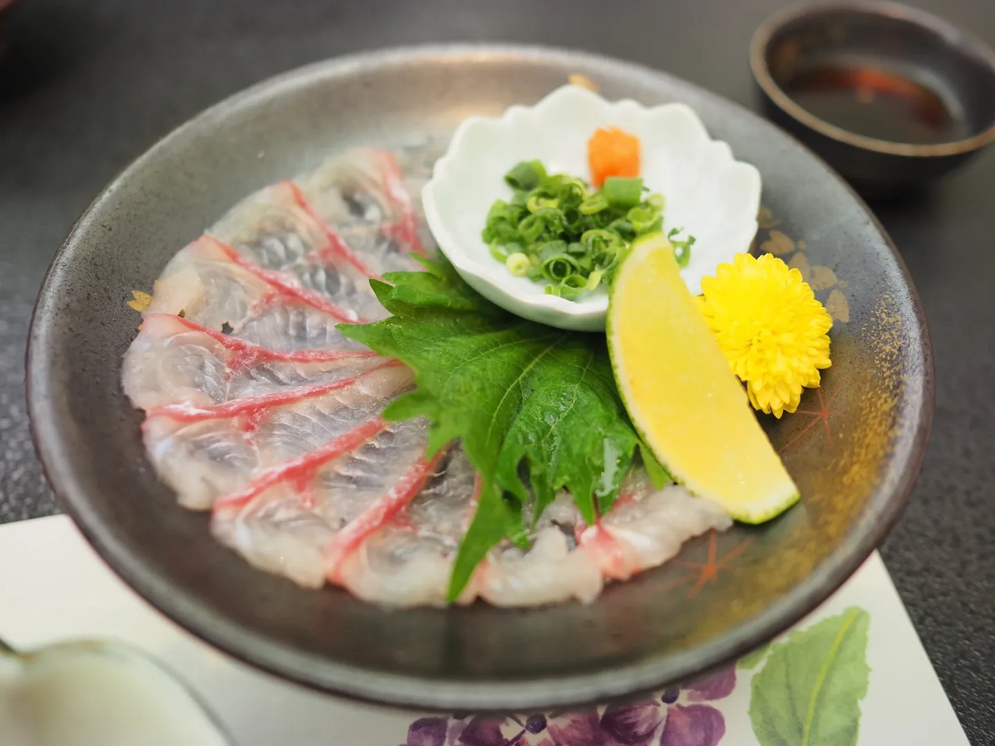 埼玉県吉川市の名物、なまずの刺身