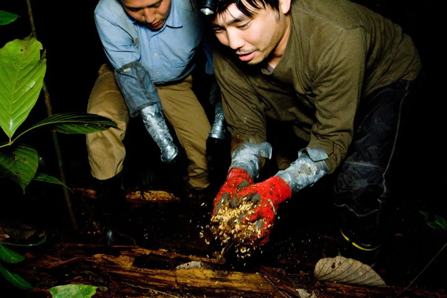 『蟻客』共同著者の小松貴さん（左）と島田拓さん（右）