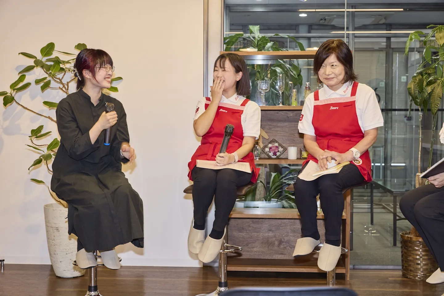 阿部暁子さん(写真左)と、ベアーズの家事代行の現場で働く丸子美奈子さん(写真右)と阿久津美和子さん(写真中央)