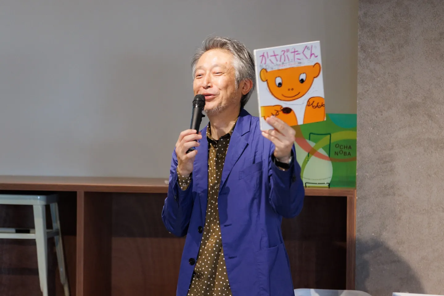 『大ピンチずかん』作者・鈴木のりたけ「絵がボケて、読む人がツッコむ」トークイベント開催。新作『きれてる』にちなみ超ロングロールケーキが登場‼【イベントレポート】