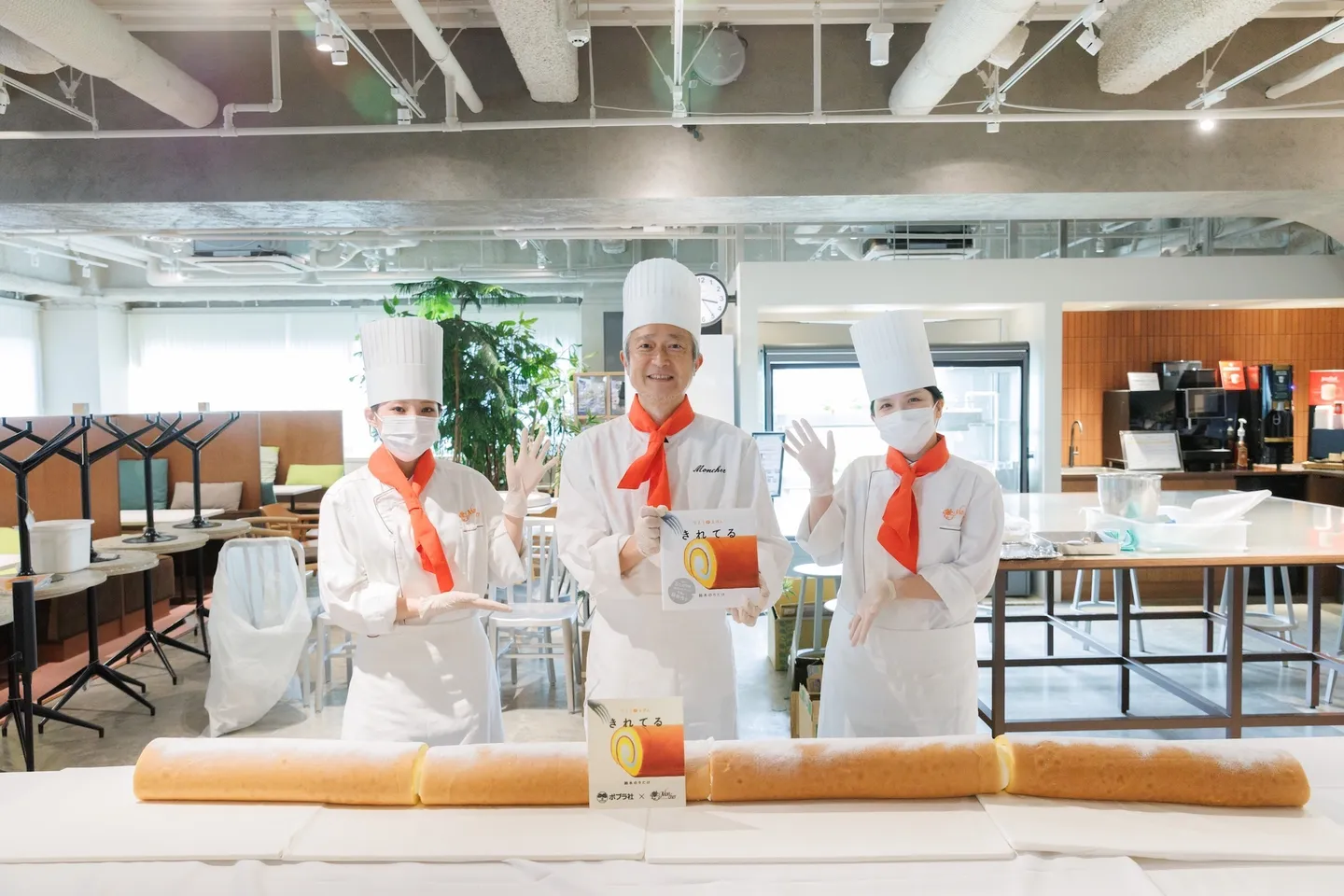 『大ピンチずかん』作者・鈴木のりたけ「絵がボケて、読む人がツッコむ」トークイベント開催。新作『きれてる』にちなみ超ロングロールケーキが登場‼【イベントレポート】