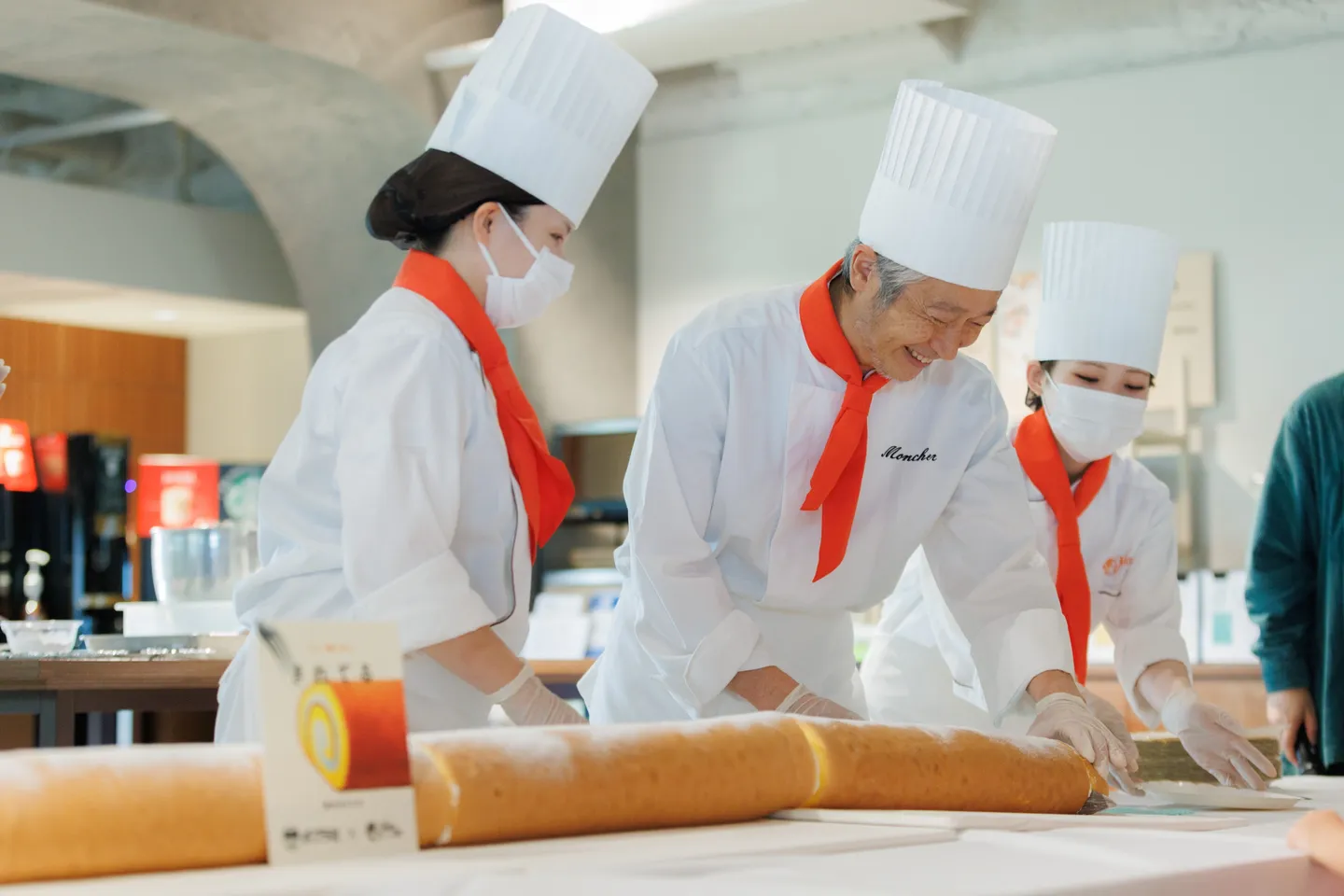 『大ピンチずかん』作者・鈴木のりたけ「絵がボケて、読む人がツッコむ」トークイベント開催。新作『きれてる』にちなみ超ロングロールケーキが登場‼【イベントレポート】