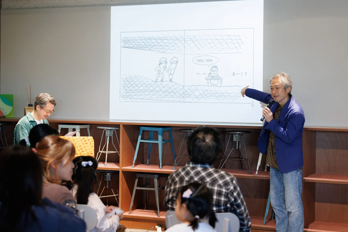 『大ピンチずかん』作者・鈴木のりたけ「絵がボケて、読む人がツッコむ」トークイベント開催。新作『きれてる』にちなみ超ロングロールケーキが登場‼【イベントレポート】