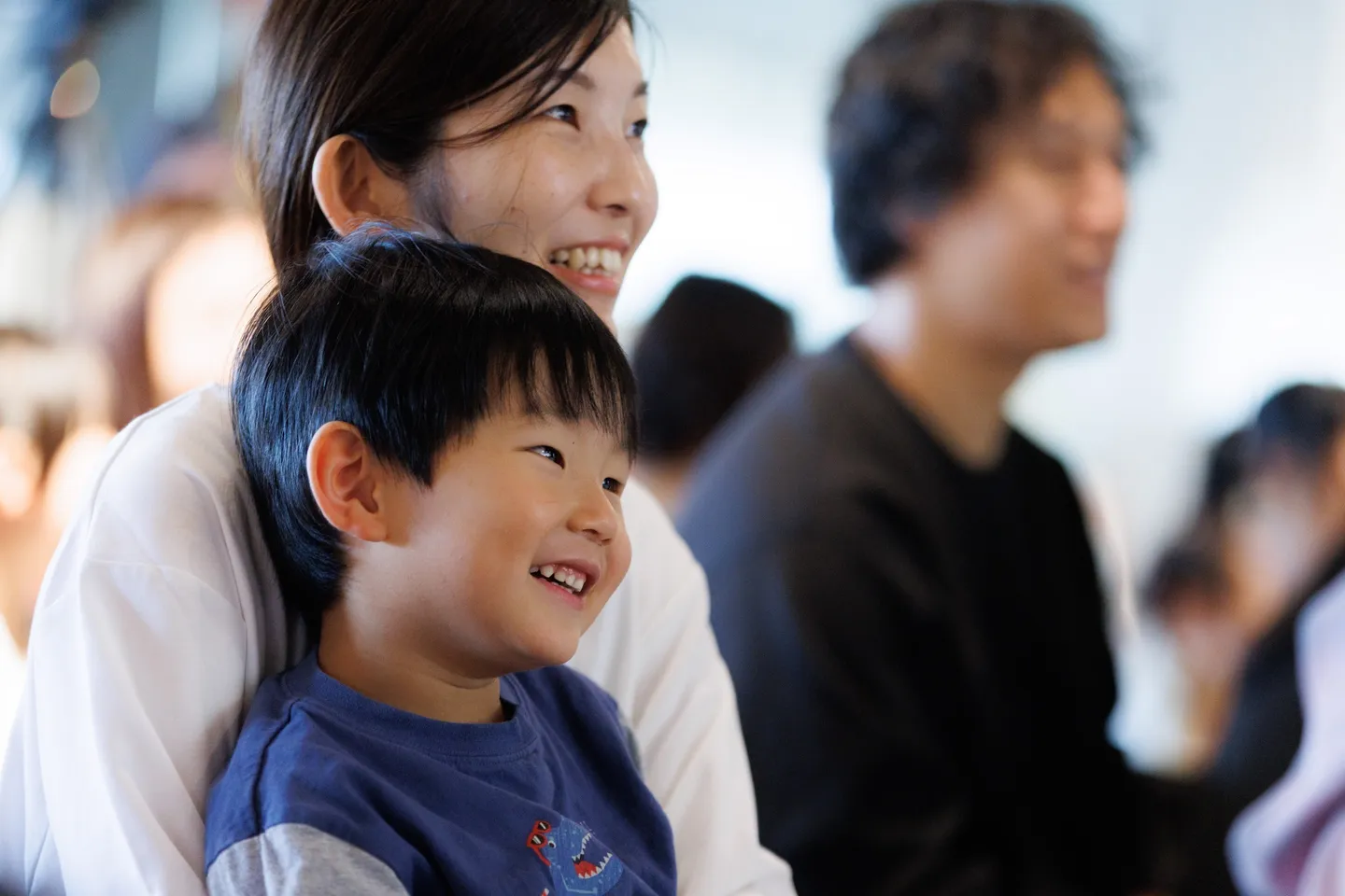 『大ピンチずかん』作者・鈴木のりたけ「絵がボケて、読む人がツッコむ」トークイベント開催。新作『きれてる』にちなみ超ロングロールケーキが登場‼【イベントレポート】