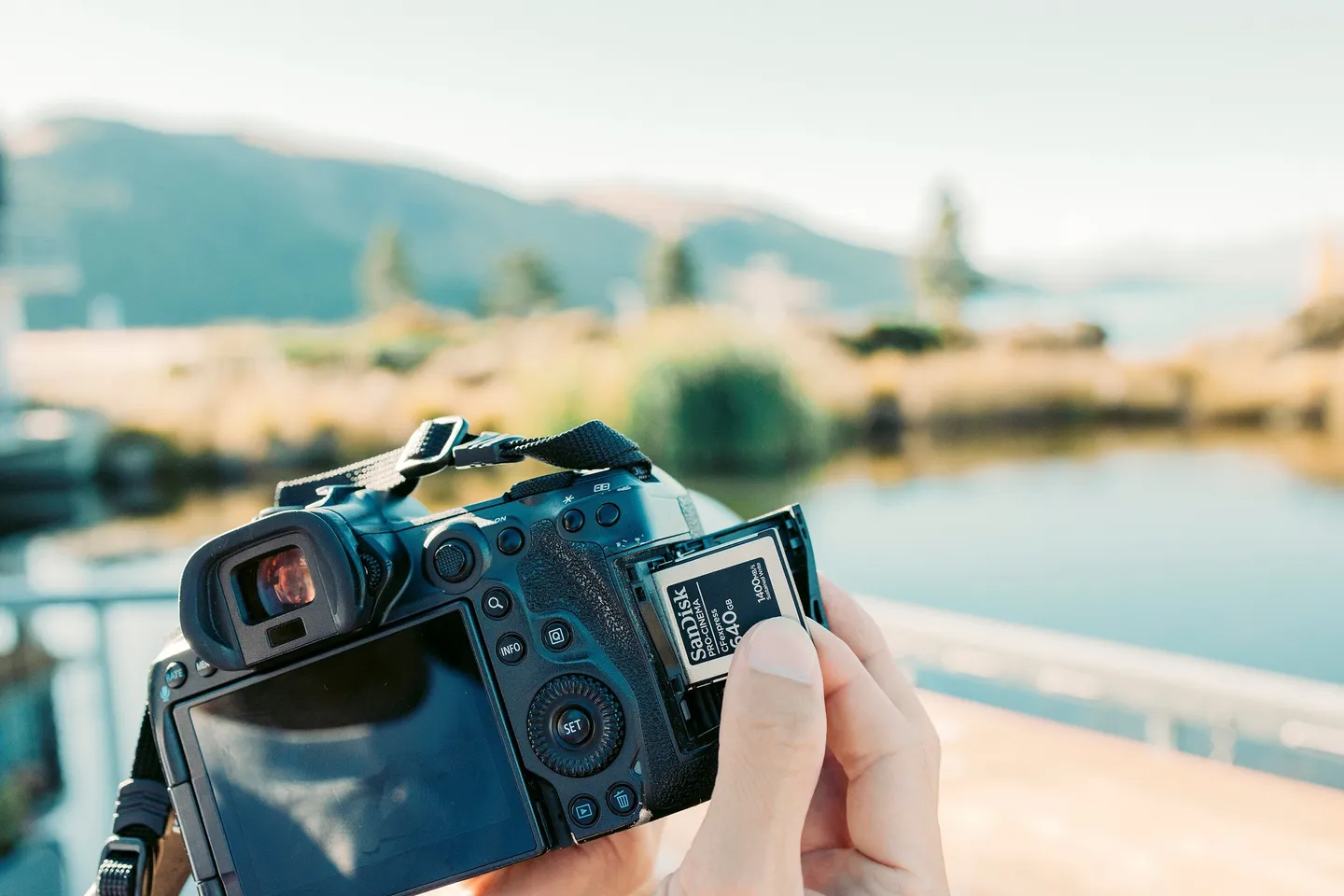 SANDISK PRO-CINEMA CFexpress™ Type Bカード(写真中央)