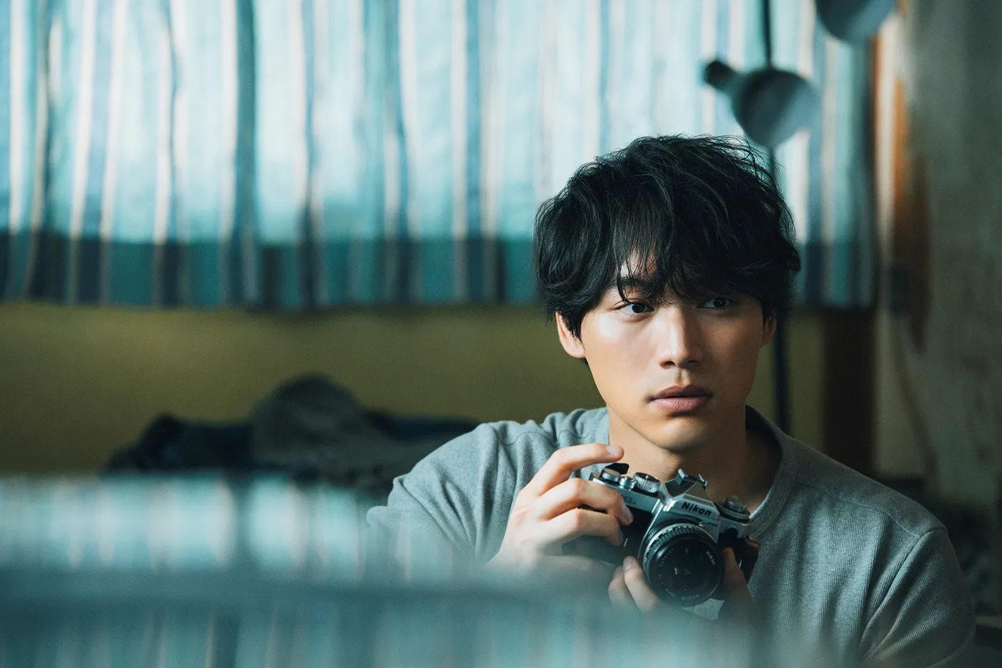 映画『楓』場面写真。カメラを手にする涼(福士蒼汰)