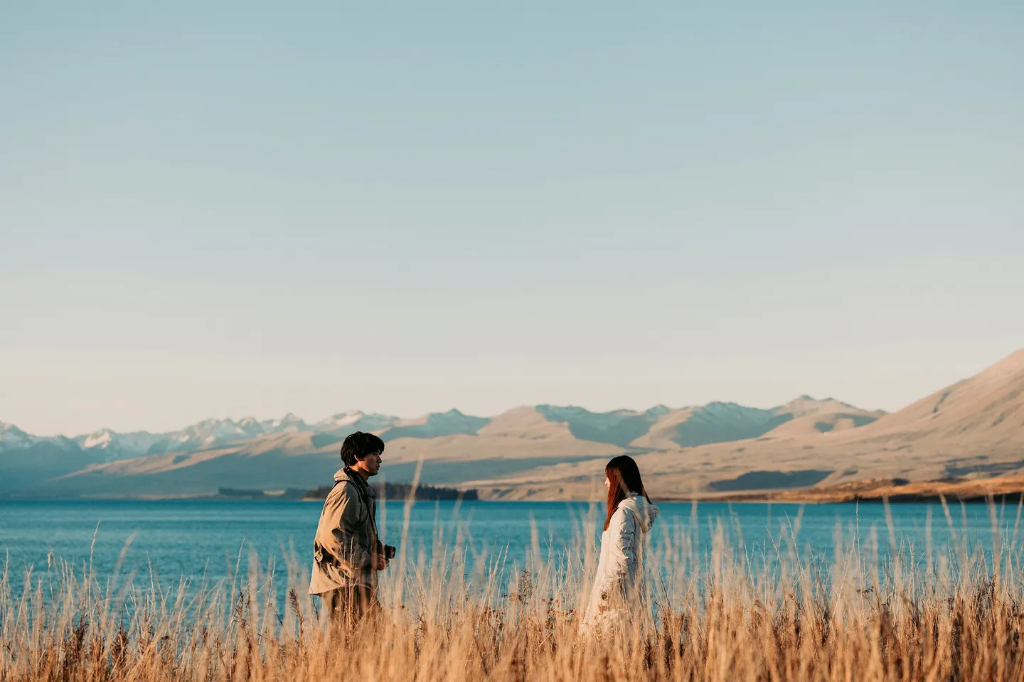 映画『楓』メイキング写真。ニュージーランドのテカポ湖を訪れた涼(福士蒼汰)と亜子(福原遥)