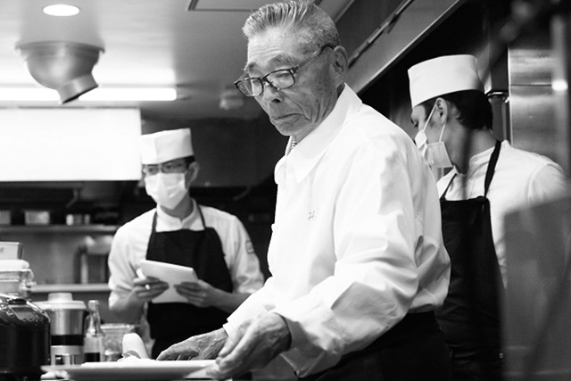 料理のこと以外でも、ふと思い付いたことを紙に書き留める習慣があるという