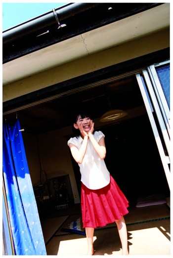 大胆スクール水着ショットも披露！HKT48/AKB48・宮脇咲良のファースト写真集に指原も大絶賛 | ダ・ヴィンチWeb