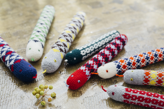 編み物初心者でも北欧テイストのかわいい小物が作れちゃう 著者の代表作 ねこミトン も掲載 ダ ヴィンチニュース