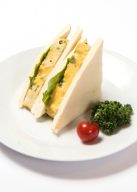 本当にマズい…!? 話題沸騰の『東京喰種』コラボカフェメニュー「まずいサンドイッチ」